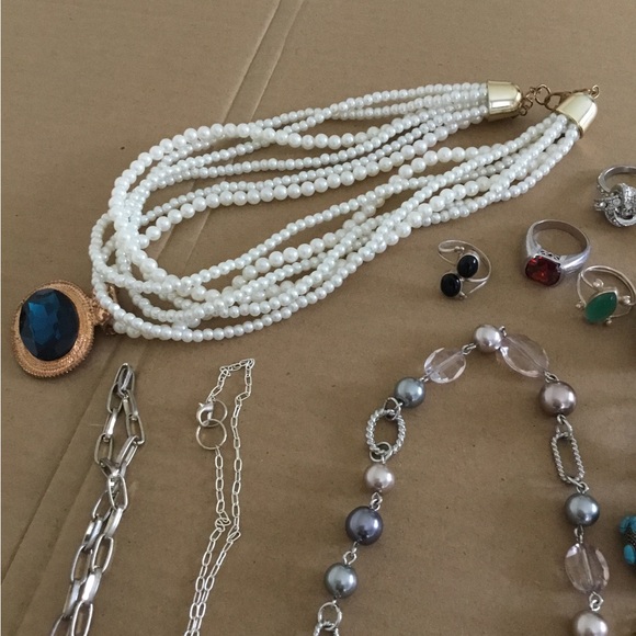 Large Lot of Women’s Fashion Jewelry (Pre-owned) - Picture 9 of 12